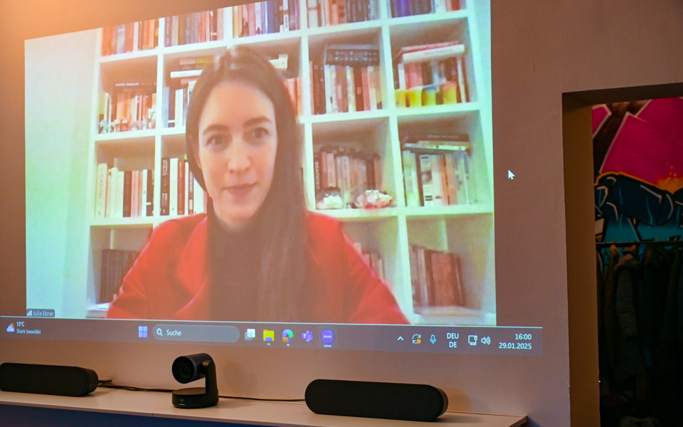 Dr. Julia Ebner für das Impulsreferat zugeschaltet aus Oxford